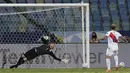 Bek timnas Peru, Miguel Trauco mencetak gol kemenangan dalam adu penalti saat perempat final Copa America 2021 di Estadio Olimpico Pedro Ludovico, Brasil, Sabtu (3/7/2021) dini hari WIB. Peru mengalahkan Paraguay dalam drama adu penalti dengan skor 4-3. (AP Photo/Eraldo Peres)