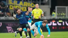 Hakan Calhanoglu dan Scott McTominay berebut bola dalam laga Serie A antara Inter Milan vs Napoli di Giuseppe Meazza, 12 Januari 2026. (AP Photo/Luca Bruno)