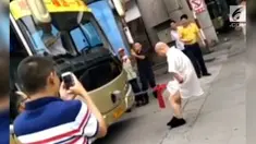 Wei Yaobin menunjukkan kekuatan dengan tak biasa. Ahli kung fu itu menggunakan alat kelaminnya untuk menarik bus besar