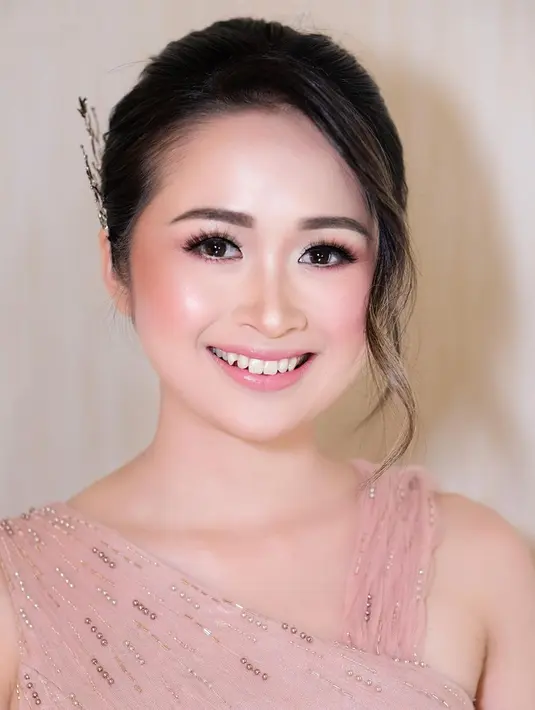 Di balik riasan wajah paripurna Gritte Agatha di hari lamaran hingga pernikahannya, ada tangan dingin MUA @victoria_makeupatelier. [Instagram/victoria_makeupatelier]