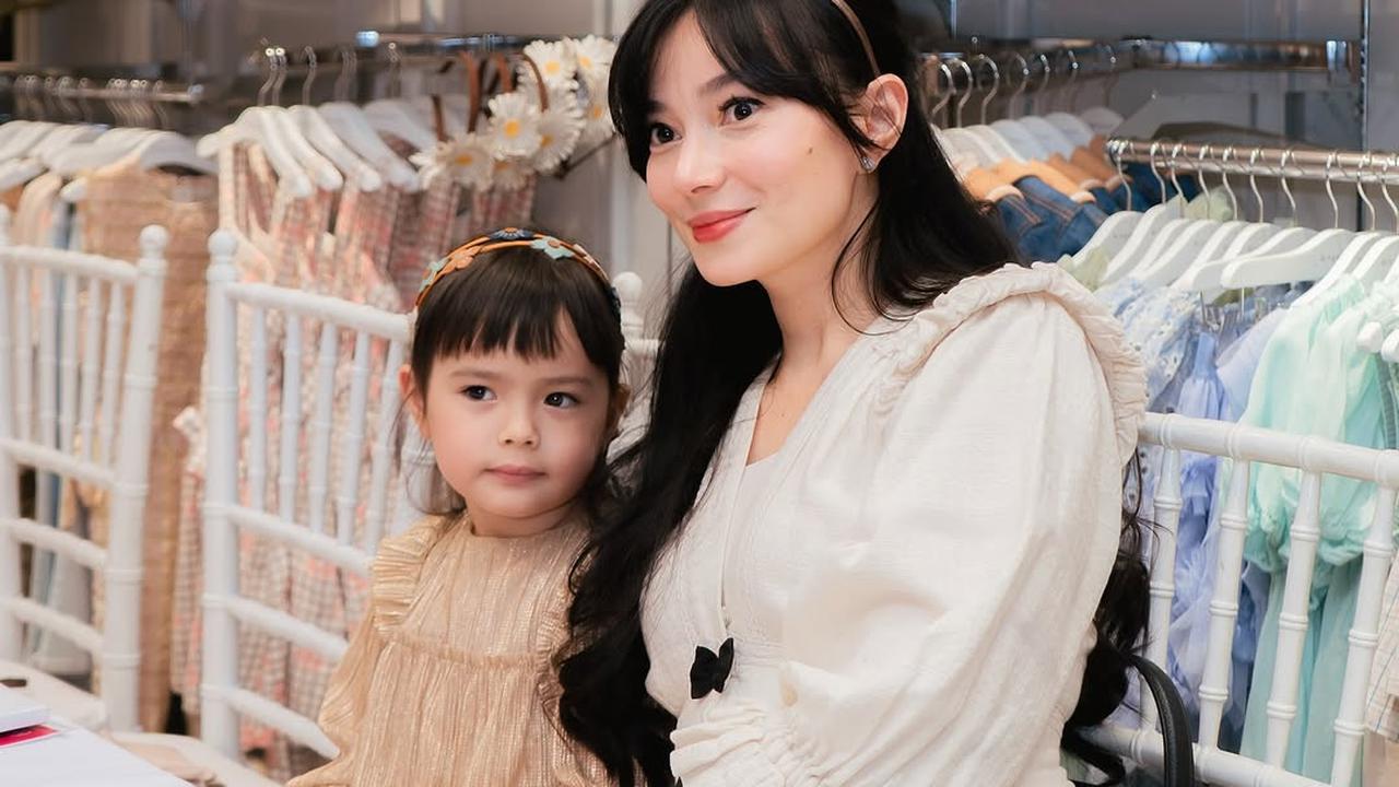Gemas, Momen Chloe Anak Asmirandah Touch Up Pakai Lipstik Setelah Selesai Makan