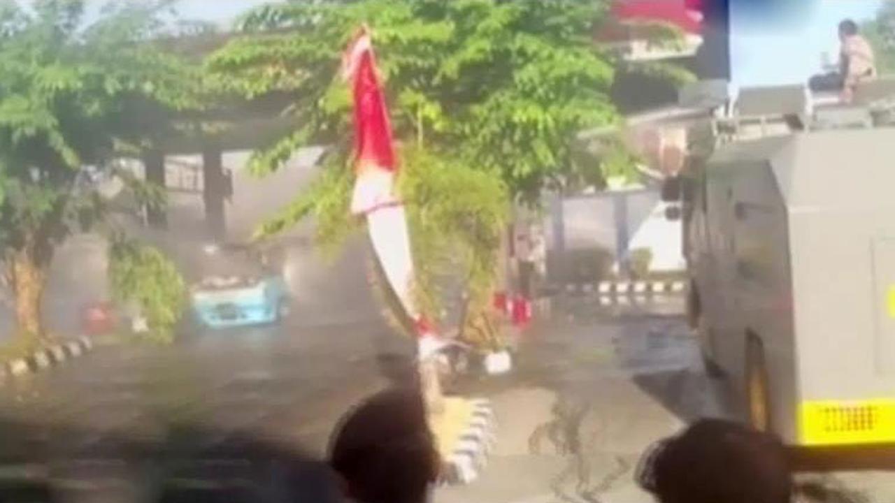 Segmen 1: SPBU Terbakar hingga Warga Mamuju Duduki Kantor KPU 