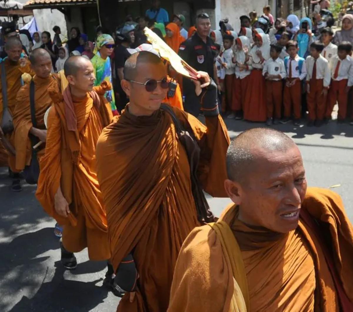 Mereka terus melakukan perjalanan menuju  Candi Borobudur sebagai pusat ibadah umat Buddha