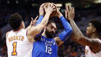 Center Oklahoma City Thunder Steven Adams (tengah) dikepung duo Phoenix Suns Devin Booker (kiri) dan Marquese Chriss pada laga NBA di Talking Stick Resort Arena, Jumat (2/3/2018) atau Sabtu (3/3/2018) WIB. (AP Photo/Matt York)