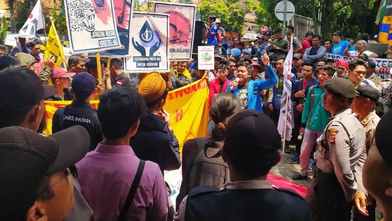 Ratusan massa aktivis lingkungan dari puluhan lembaga pemerhati alam di Garut dan Jawa Barat, berdemo menentang pembangunan jalan poros tengah yang melintasi kawasan Gunung Cikuray, Garut