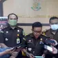 Kasi Intelijen Kejari Garut Irwan Ganda Saputra tengah memberikan penjelasan kepada wartawan dalam peretasan website Kejari Garut, beberapa waktu lalu. (Liputan6.com/Jayadi Supriadin)