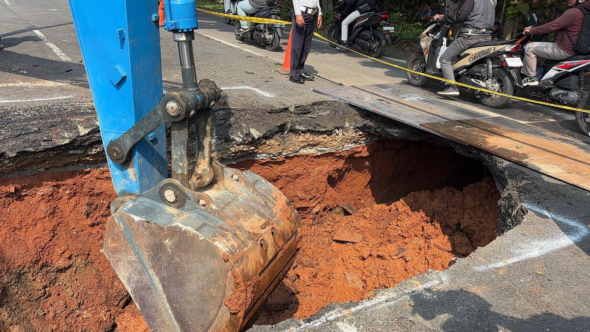 Baru Ditambal Pagi Hari, Jalan Lenteng Agung Amblas Malamnya