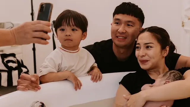 6 Potret Nikita Willy Momong Dua Buah Hatinya, Ibu Tangguh Tanpa Baby Sitter