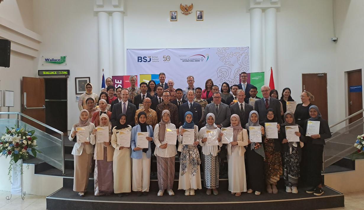 Penghargaan bergengsi tersebut diberikan oleh Yang Mulia kepada 23 generasi muda Indonesia sebagai pengakuan atas prestasi luar biasa mereka pada acara Penghargaan Khusus di British School Jakarta, The Duke of Edinburgh's International Award. (Dok. British Embassy Jakarta)
