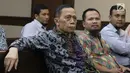 Mantan anggota Komisi XI DPR RI, Amin Santono (kedua kiri) jelang sidang dakwaan di Pengadilan Tipikor, Jakarta, (20/9). Amin didakwa dalam kasus suap usulan dana perimbangan keuangan daerah RAPBN Perubahan 2018. (Liputan6.com/Helmi Fithriansyah)