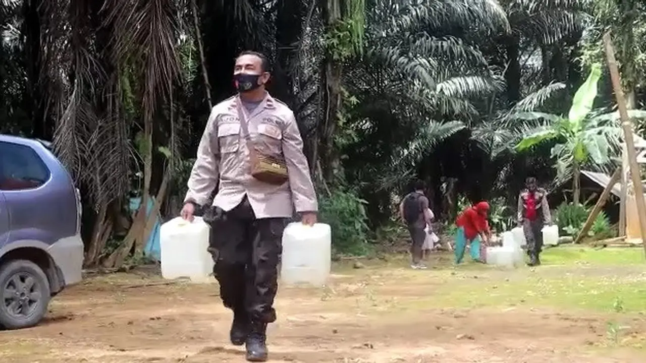 Polisi di kabupaten Muna Sulawesi Tenggara mengejar para pembuat arak ilegal hingga ke dalam hutan.(Liputan6.com/Ahmad Akbar Fua)