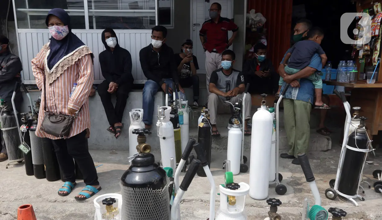 Antrean tabung milik warga berjejer di sekitar kios pengisian ulang oksigen medis Medical Oxygen di Jalan Minangkabau Timur, Jakarta, Senin (5/7/2021). Permintaan kebutuhan oksigen medis kian meningkat seiring naiknya kasus orang terkonfirmasi positif COVID-19. (Liputan6.com/Helmi Fithriansyah)