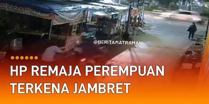 VIDEO: Jalan Sambil Main Hp, Remaja Perempuan Terkena Jambret