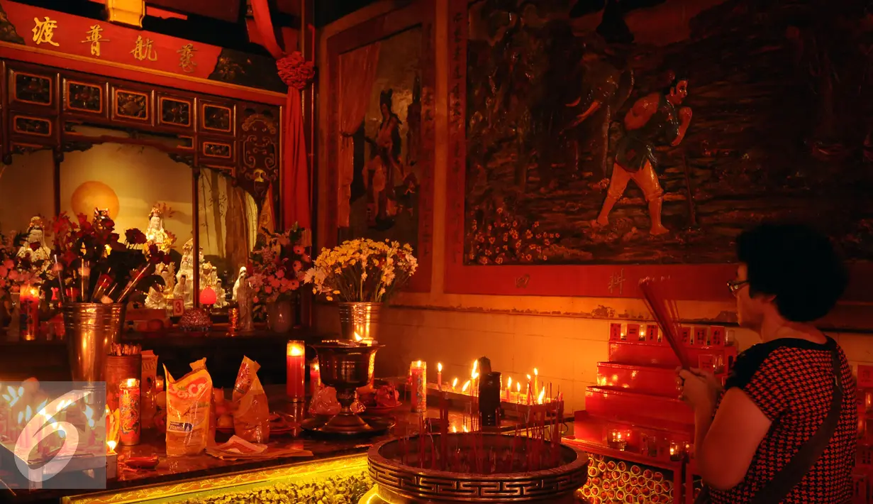 Umat Tionghoa berdoa jelang perayaan Cap Go Meh di Vihara Dhanagun, Bogor, Senin (22/2/2016). Cap Go Meh merupakan puncak perayaan Tahun baru Imlek 2567. (Liputan6.com/Helmi Fithriansyah)