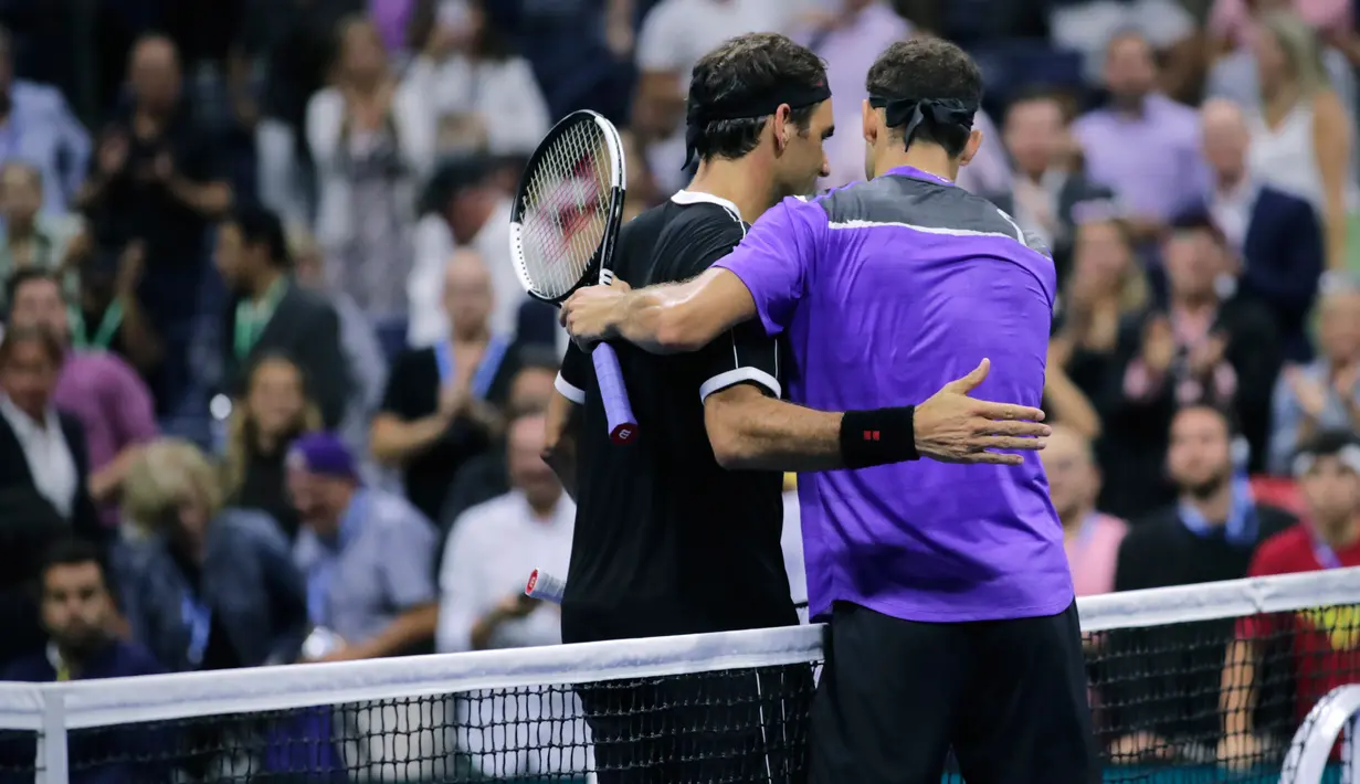 Petenis Grigor Dimitrov (kanan) memeluk Roger Federer usai mengalahkannya pada perempat final turnamen tenis AS Terbuka 2019 di New York, Amerika Serikat, Selasa (3/9/2019). Dimitrov menang 3-6, 6-4, 6-3, 6-4, 6-2. (AP Photo/Charles Krupa)