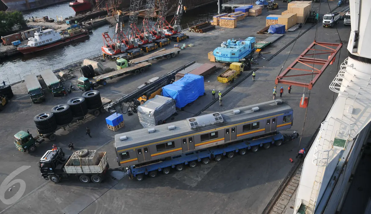 Sebuah gerbong KRL tiba di Pelabuhan Tanjung Priok, Jakarta, Rabu (6/1). Kedatangan gerbong KRL ini menandai akhir program pengadaan 120 kereta PT KAI Commuter Jabodetabek tahun 2015 (Liputan6.com/Gempur M Surya)