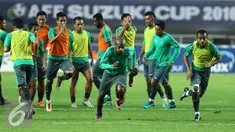 Pemain Timnas Indonesia melakukan latihan resmi jelang laga final pertama Piala AFF 2016 di Stadion Pakansari, Bogor, Selasa (13/12). Indonesia akan menjamu Thailand di final leg pertama Piala AFF 2016, Rabu (14/12). (Liputan6.com/Helmi Fithriansyah)