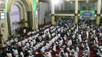 Bandung Lautan Mengaji ini digelar di Masjid Raya Bandung. Ribuan warga sudah memadati masjid bahkan hingga ke halaman masjid.(Liputan6.com/dok. Panitia Bandung Lautan Mengaji)