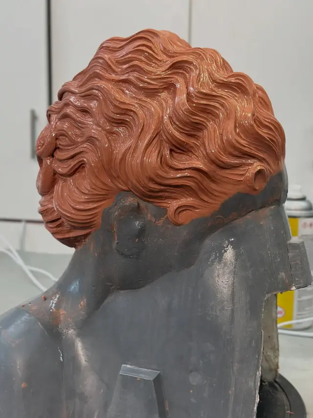 Dibalik Rambut Anok Yai di Met Gala 2026, Ternyata Dibuat dari “Patung” Prostetik yang Dramatis