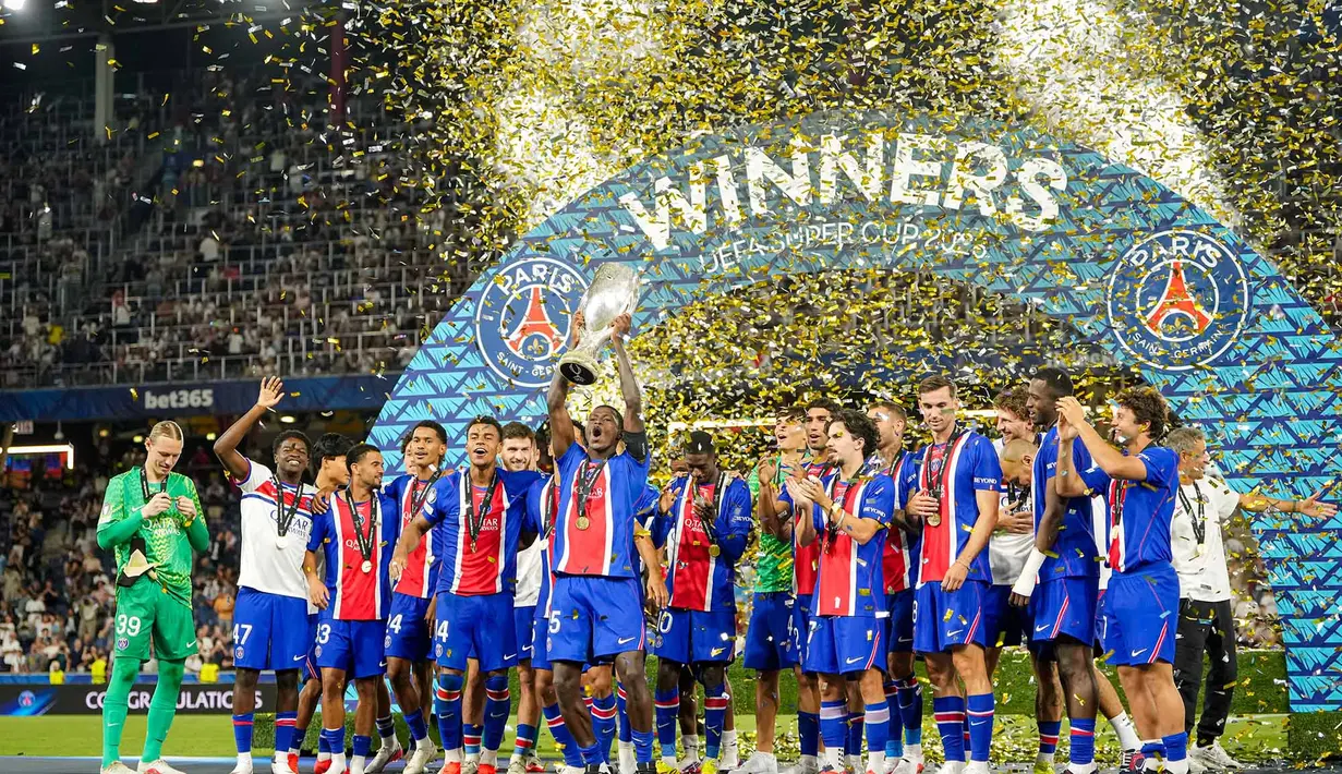 Nuno Gomes dari PSG mengangkat trofi saat perayaan usai pertandingan sepak bola Piala Super UEFA antara Paris Saint-Germain dan Aston Villa di Salzburg, Austria, Rabu, 12 Agustus 2026. (Foto AP/Darko Bandic)