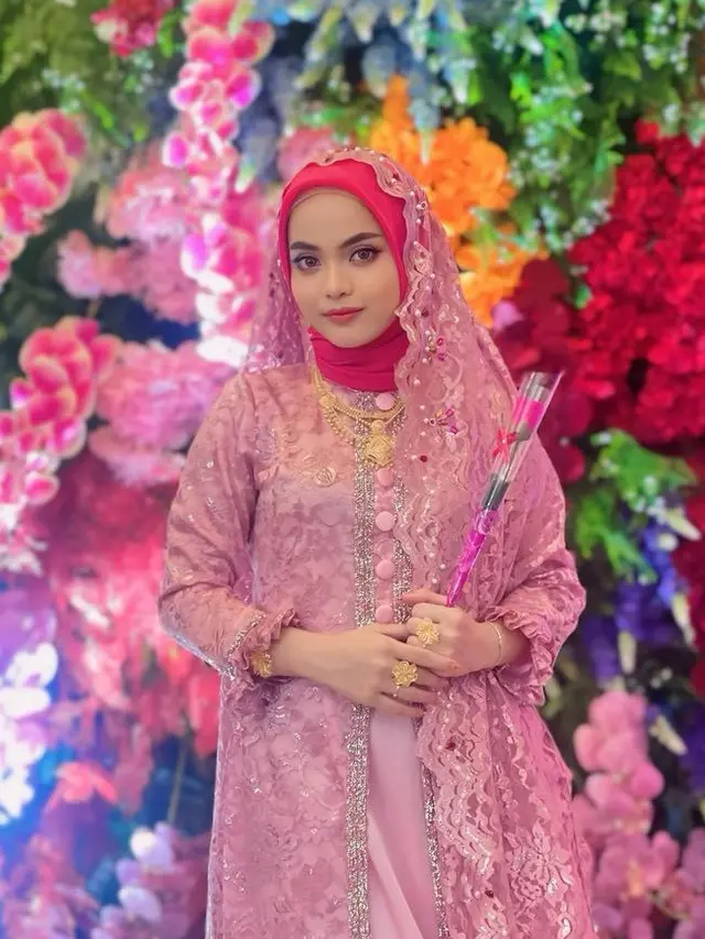 Gaya Putri Isnari Kenakan Emas. [@da4_putri03]