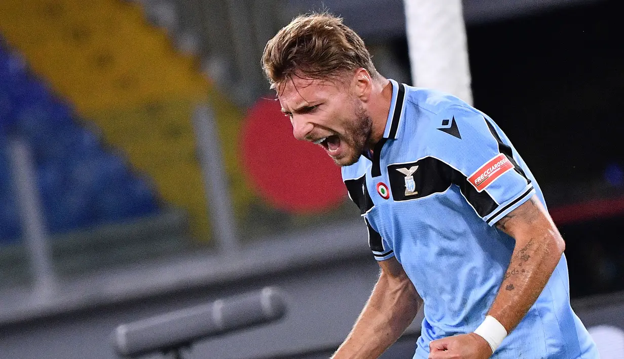Penyerang Lazio, Ciro Immobile berselebrasi usai mencetak gol ke gawang Cagliari pada pertandingan lanjutan Liga Serie A Italia di Stadion Olimpiade Roma, di Roma, Italia, Kamis, (23/7/2020). Lazio menang 2-1 atas Cagliari. (AP Photo/Riccardo De Luca)
