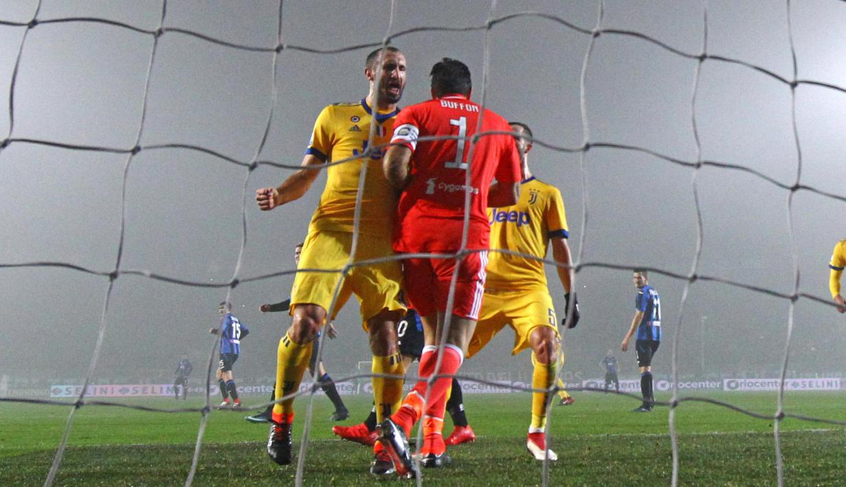 Para pemain Juventus merayakan keberhasilan Gianluigi Buffon menghalau tendangan penalti pada leg pertama semifinal Coppa Italia di Atleti Azzurri d'Italia stadium, Bergamo, Italia, (30/1/2018). Juventus menang 1-0. (Paolo Magni/ANSA via AP)