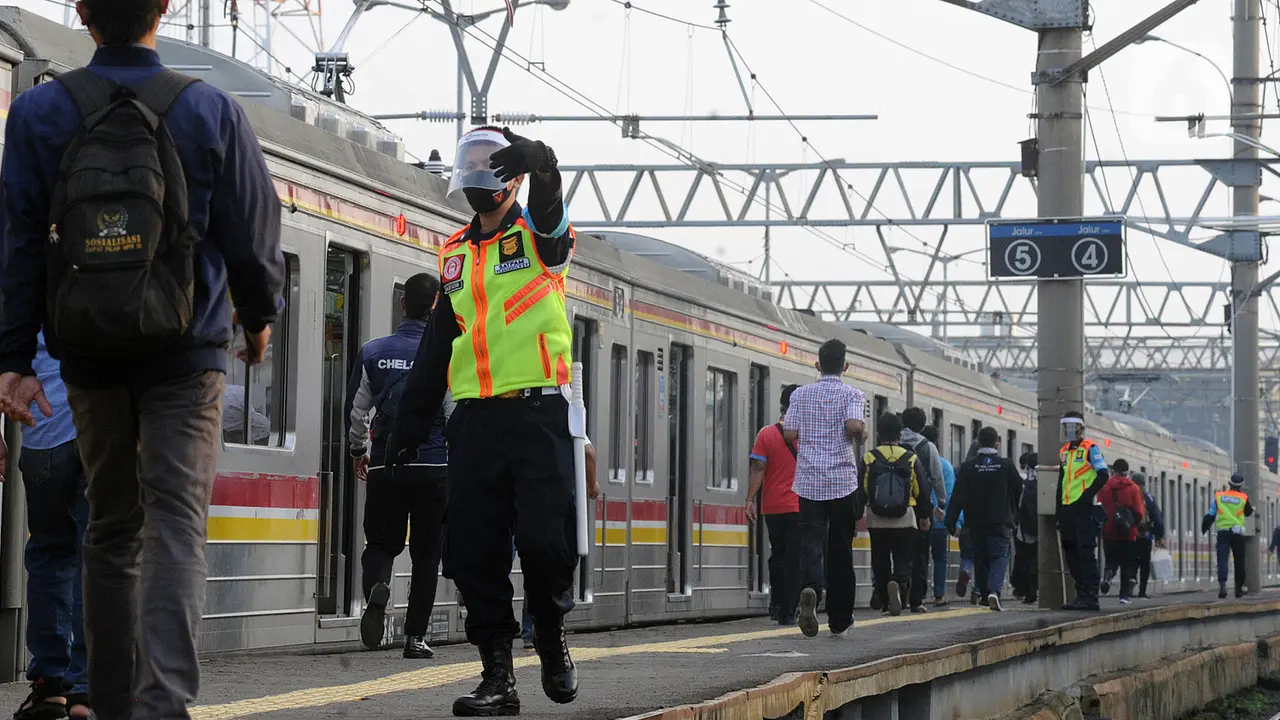 FOTO: Cegah Antrean Penumpang, Aparat Keamanan Diterjunkan di Stasiun Bogor