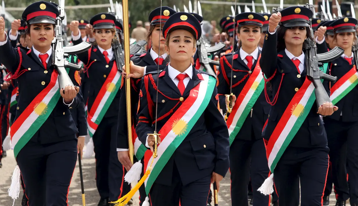 Pejuang perempuan Kurdi Peshmerga dalam upacara kelulusan di akademi polisi di distrik Zakho, Irak, Rabu (30/3). Tentara perempuan Peshmerga adalah pasukan gagah berani yang siap maju di garis depan pertempuran dan paling ditakuti ISIS (REUTERS/Ari Jalal)
