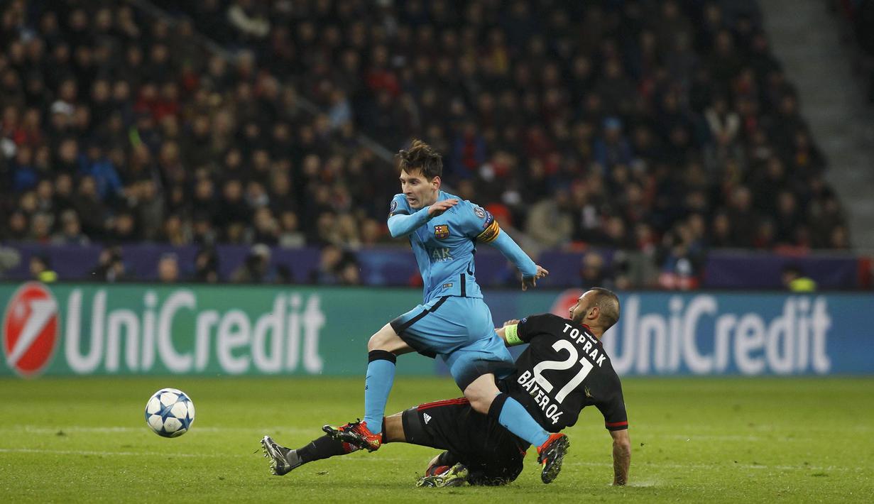 Pemain Bintang FC Barcelona, Lionel Messi saat mencetak gol ke gawang Bayer Laverkusen pada leg kedua grup E Liga Champions di Stadion Bay Arena, Laverkusen, Jerman, Kamis (10/12/2015) dini hari WIB. (REUTERS/Ina Fassbender)