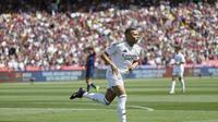Penyerang Real Madrid, Kylian Mbappe, melakukan selebrasi setelah mencetak gol ke gawang Barcelona pada jornada 35 La Liga Spanyol 2024/2025 di Estadi Olimpic Lluis Companys, Minggu (11/5/2025) malam WIB. Kylian Mbappe mencetak hattrick dalam laga ini, tetapi Real Madrid kalah 3-4 dalam laga El Clasico itu. (AP Photo/Joan Monfort)
