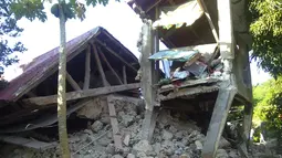 Sebuah rumah rusak setelah gempa kembar berkekuatan magnitudo 5,4 dan 5,9 di Itbayat on Pulau Batanes, Filipina (27/7/2019). Dua jam gempa kuat melanda pulau yang jarang penduduknya di Selat Luzon di Filipina utara, Sabtu pagi. (Agnes Salengua Nico via AP)