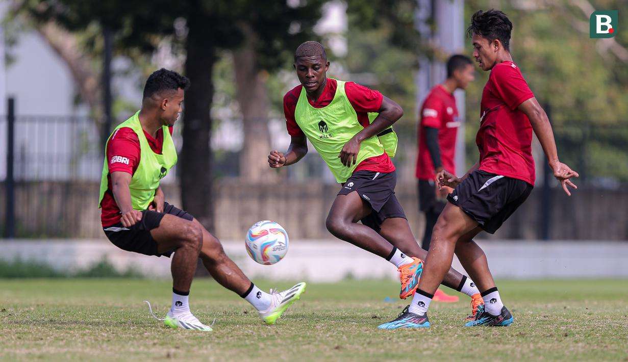 <p>Pemain Timnas Indonesia U-24, Hugo Samir (tengah) berlatih bersama Bagas Kaffa (kiri) dan Titan Agung menjelang Asian Games 2022 Hangzhou yang berlangsung di Lapangan A, Kompleks Stadion Utama Gelora Bung Karno (SUGBK), Senayan, Jakarta, Jumat (15/09/2023). (Bola.com/Bagaskara Lazuardi)</p>