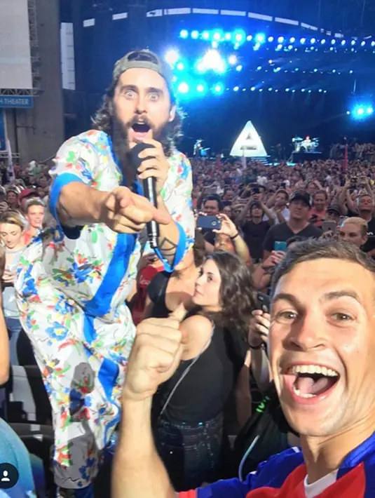 Di usia 45 tahunnya, Jared masih juga belum memiliki pasangan. Namun ternyata ia tak tinggal diam dan terus berusaha mencarinya. Ia mengakui, dirinya menggunakan aplikasi chating online tersebut. (Instagram/jaredleto)