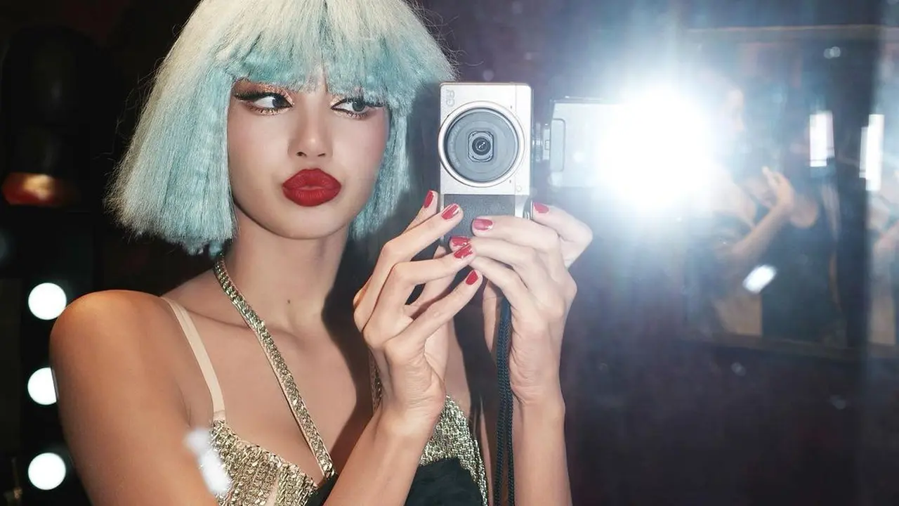 8 Gaya Lisa BLACKPINK jadi Idol Kpop Pertama Tampil di Crazy Horse Paris, dari Office Look hingga Lingerie