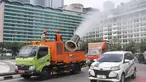Petugas Dinas Lingkungan Hidup DKI Jakarta menyemprotkan kabut air (water mist) di sepanjang Jalan MH Thamrin, Jakarta Pusat, pada Senin (22/9/2025). (merdeka.com/Arie Basuki)