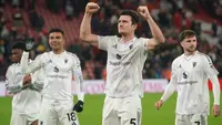 Harry Maguire dari Manchester United menyapa para pendukung setelah pertandingan&nbsp;Premier League Inggris antara Liverpool dan Manchester United di Liverpool, Inggris, Minggu, 19 Oktober 2025. (Foto AP/Ian Hodgson)