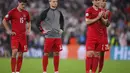 Para pemain Denmark memberikan tepuk tangan kepada para pendukung usai pertandingan melawan Inggris pada semifinal Euro 2020 di stadion Wembley di London, Kamis (8/7/2021). Inggris akan bertemu Italia di babak final. (Laurence Griffiths/Pool Photo via AP)
