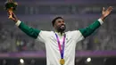 Peraih medali emas asal Arab Saudi, Yousef Ahmed M Masrahi merayakan di podium saat upacara kemenangan nomor 400 meter putra Asian Games ke-19 di Hangzhou, China, Sabtu (30/9/2023). (AP Photo/Vincent Thian)
