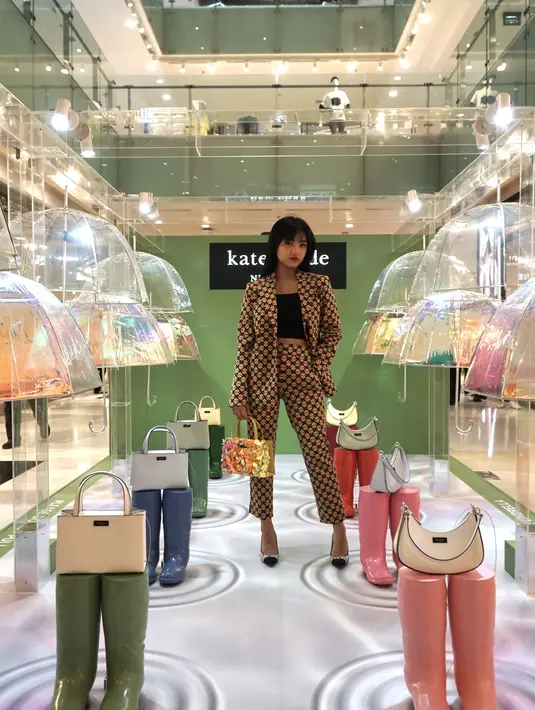 Sementara Fuji memilih tampil edgy dengan set blazer bermotif dan crop top. Hand bag dengan emblishment bunga bikin penampilannya unik [Kate Spade New York]