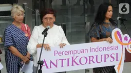 Koalisi Perempuan Antikorupsi menyatakan sikap dukungan di depan Gedung KPK, Jakarta, Selasa (15/10/2019). Perempuan Indonesia Antikorupsi (PIA) membuat surat terbuka untuk Presiden Joko Widodo atau Jokowi terkait penerbitan Perppu KPK. (merdeka.com/Dwi Narwoko)