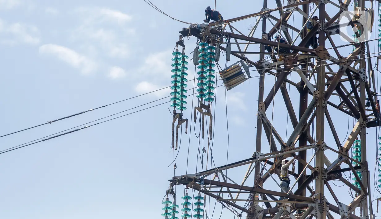 Pekerja memperbaiki kabel listrik Pembangkit Listrik Tenaga Uap (PLTU) Banten 3 Lontar, di Kabupaten Tangerang, Rabu (29/4/2020). PLN (Persero) memutuskan untuk menunda sejumlah proyek listrik khususnya yang belum memiliki pendanaan demi penyelamatan operasional. (Liputan6.com/Fery Pradolo)