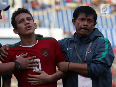 Pelatih Timnas Indonesia U-19, Indra Sjafri memeluk gelandang Egy Maulana Vikrin usai gagal melangkah ke final Piala AFF U-18 2017 setelah kalah dari Thailand lewat adu penalti di Stadion Thuwunna, Yangon, Jumat (15/9). (Liputan6.com/Yoppy Renato)