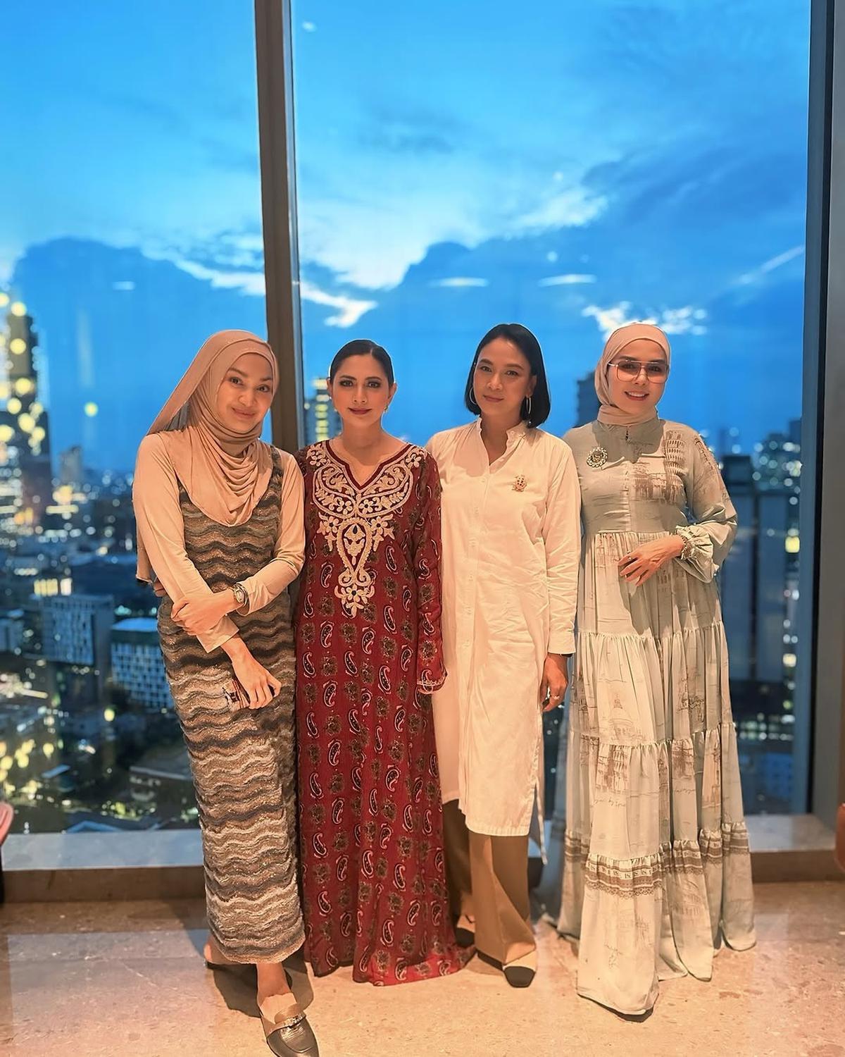 4 Potret Cut Keke Buka Puasa dengan Bestie, Ada Dina Lorenza Hingga Dian Nitami