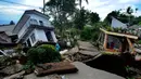 Kondisi jalan yang rusak parah pascagempa bumi magnitudo 5,6 di Kampung Cisarua, Desa Sarampad, Kabupaten Cianjur, Jawa Barat, Rabu (23/11/2022). Gempa di Kabupaten Cianjur, Jawa Barat, mengakibatkan sejumlah rumah dan jalan rusak parah di Desa Sarampad. (merdeka.com/Arie Basuki)