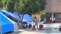 siswa-siswi SDN 02 Rakam, Lombok Timur, belajar di dalam tenda. (Liputan6.com/Sunariyah)