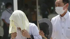 Seorang pria memakai handuk dikepalanya saat berjalan di bawah terik matahari di Tokyo, Selasa (10/8/2021). Menurut biro meteorologi Jepang, cuaca panas panas terus berlanjut di wilayah metropolitan saat suhu naik menjadi 338 derajat Celcius (100,4 derajat Fahrenheit). (AP Photo/Koji Sasahara)