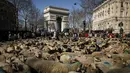 Sekitar 2000 domba digiring di jalan Champs-Elysees untuk menutup Pameran Pertanian Internasional, di Paris, Minggu (6/3/2022). Hewan dan gembala dari wilayah barat daya Prancis berparade di jalan terkenal untuk mempromosikan pekerjaan dan wilayah mereka. (AP Photo/Thomas Padilla)