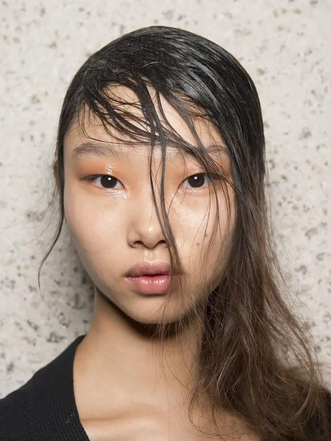 [Bintang] Selain Gradient Lips, Makeup Glossy Eyelid Jadi Essential Korean Look