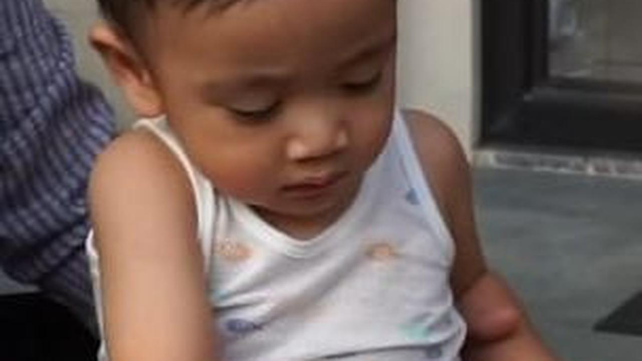 Gaya Si Bungsu Rayyanza Pakai Singlet Lesehan di Depan Rumah Sambil Ngerujak, Gemesin Abis!